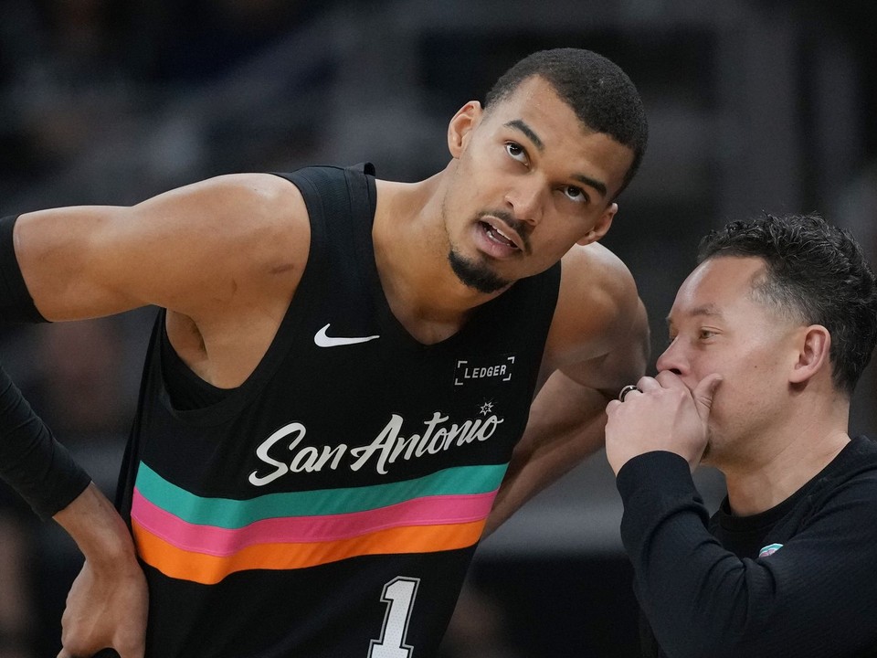 Basketbalista San Antonia Spurs Victor Wembanyama (vľavo) a tréner Mitch Johnson diskutujú.