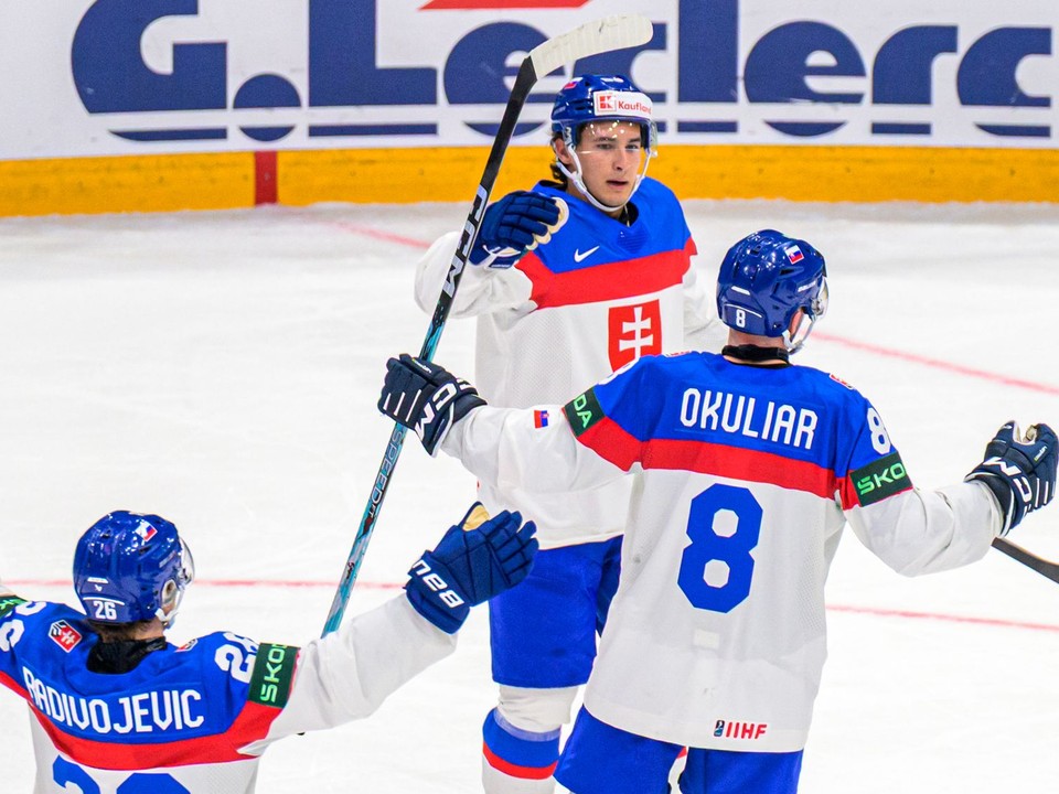 Na snímke hokejisti Slovenska sa tešia zo štvrtého gólu, vpravo strelec gólu Oliver Okuliar počas zápasu.