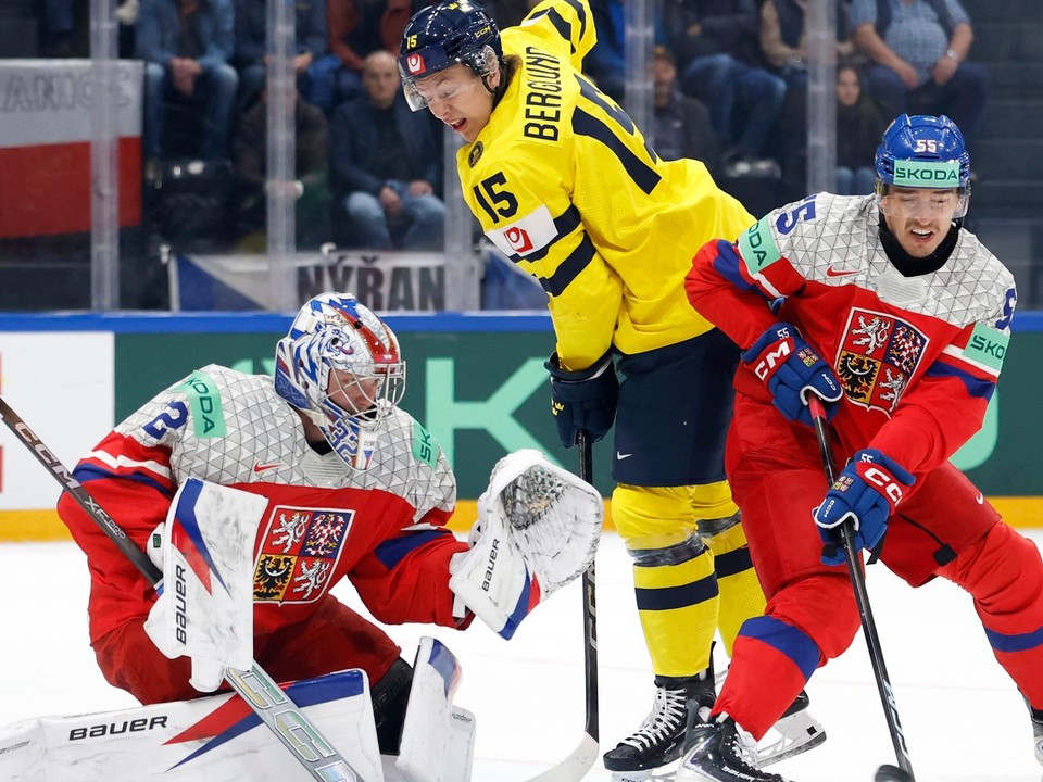 Brankár Česka Josef Kořenář (vľavo), hráč Česka Libor Hájek (vpravo) a hráč Švédska Jack Berglund počas zápasu základnej B-skupiny Švédsko - Česko.