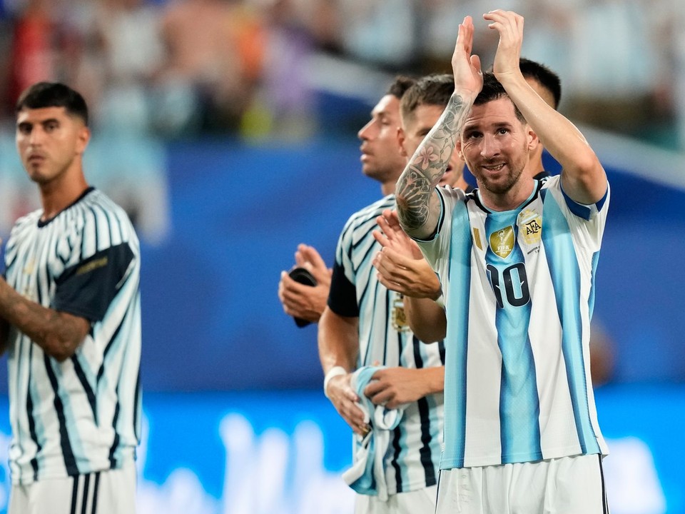 kapitán Argentíny Lionel Messi (vpravo) sa teší z výhry