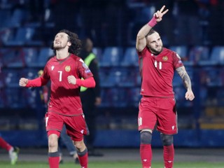 Futbalový ošiaľ v malej krajine. Predviedla veľký obrat a prekvapivo vedie skupinu