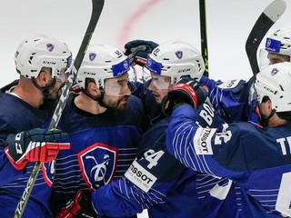 Francúzski hokejisti sa tešia po strelenom góle na MS v hokeji 2022.