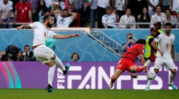 Roozbeh Cheshmi strieľa víťazný gól zápasu Irán - Wales na MS vo futbale 2022.