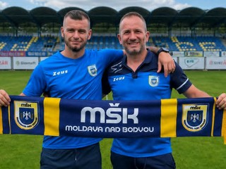 Vpravo riaditeľ klubu MŠK Moldava nad Bodvou Tibor Podracki s trénerom Patrikom Gracerom.