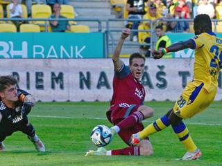 Futbalista Dunajskej Stredy Moussa Koné strieľa gól v zápase proti Podbrezovej. 