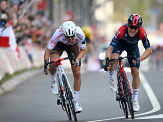Michal Kwiatkowski (vpravo) vyhral klasiku Amstel Gold Race. 