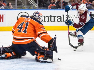 Mike Smith zastavuje nájazd Darrena Helma.