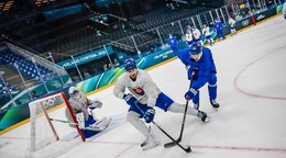 Slovenskí hokejisti počas tréningu na ZOH 2026.