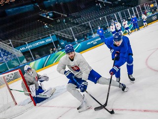 Slovenskí hokejisti počas tréningu na ZOH 2026.