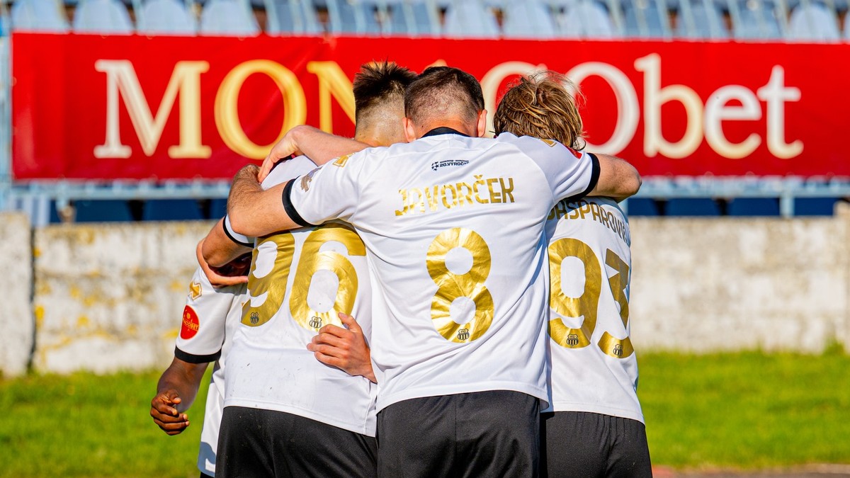 Futbalisti FC Petržalka oslavujú gól.