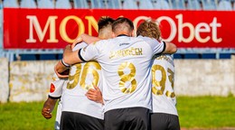 Futbalisti FC Petržalka oslavujú gól.