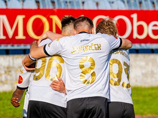 Futbalisti FC Petržalka oslavujú gól.