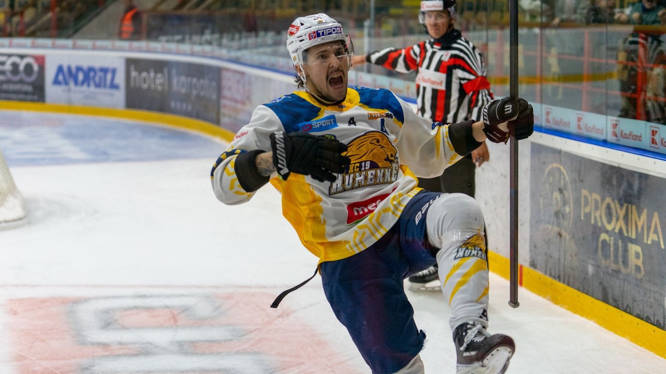 HC 19 Humenné oslavuje gól v zápase Tipos SHL.
