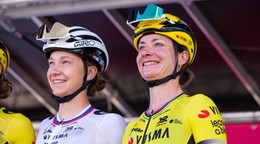 Slovenská cyklistka Viktória Chladoňová (vľavo) a Marianne Vosová. 