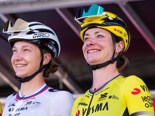 Slovenská cyklistka Viktória Chladoňová (vľavo) a Marianne Vosová. 