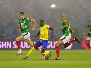 Sadio Mané (v strede) v drese Al-Nassr FC.
