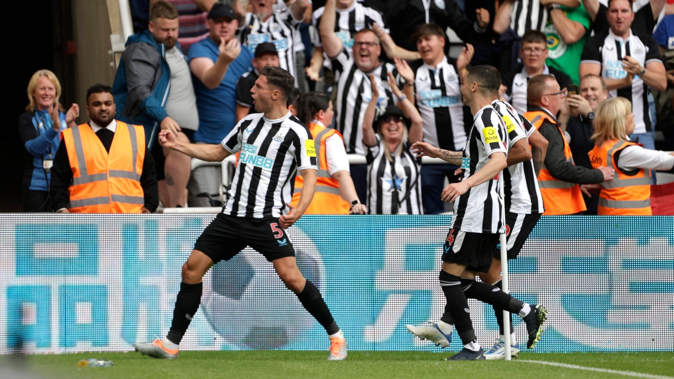 Fabian Schär (vľavo) sa teší po strelenom góle v drese Newcastle United.