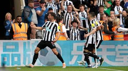 Fabian Schär (vľavo) sa teší po strelenom góle v drese Newcastle United.