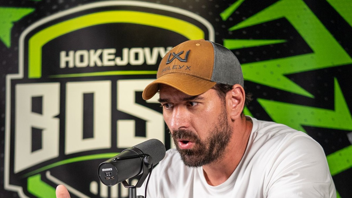 Boris Valábik počas nahrávania podcastu Hokejový BOSS.