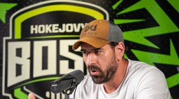 Boris Valábik počas nahrávania podcastu Hokejový BOSS.