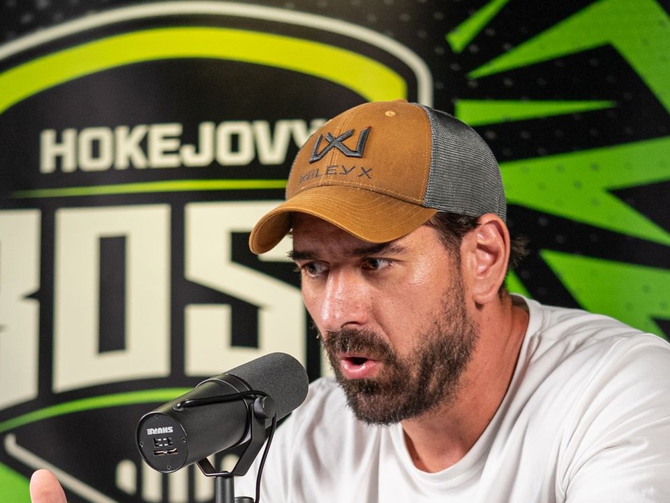 Boris Valábik počas nahrávania podcastu Hokejový BOSS.
