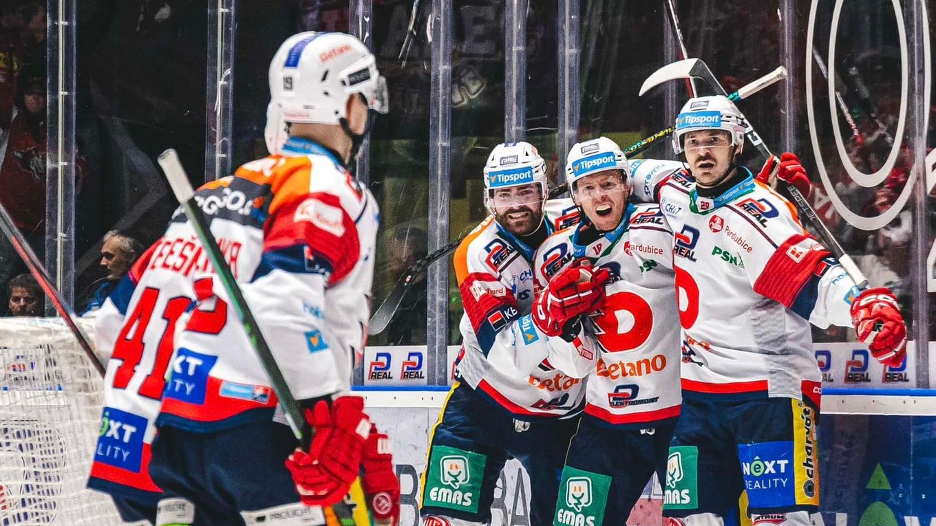 Miloš Kelemen (vpravo) sa teší z gólu