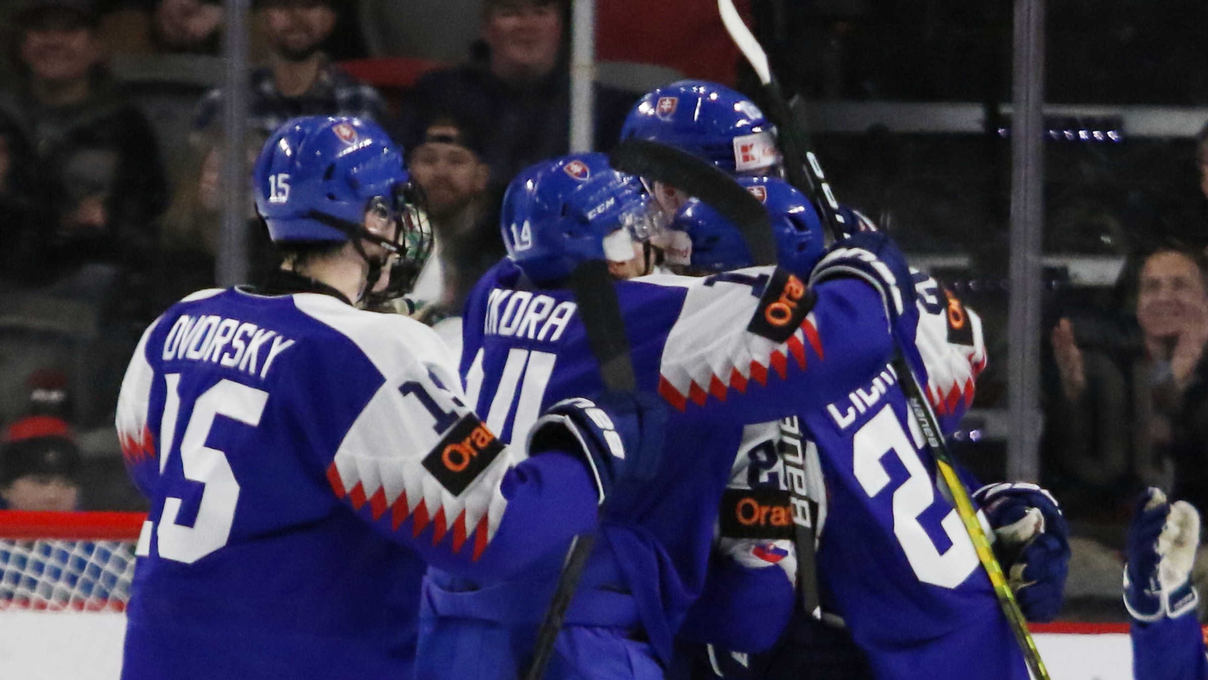 Slovenskí hokejisti sa tešia po triumfe v zápase Slovensko - USA na MS v hokeji do 20 rokov 2023.