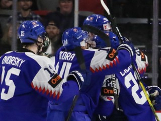 Slovenskí hokejisti sa tešia po triumfe v zápase Slovensko - USA na MS v hokeji do 20 rokov 2023.