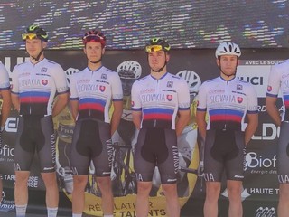 Slovenskí cyklisti počas Tour de l'Avenir 2021. 
