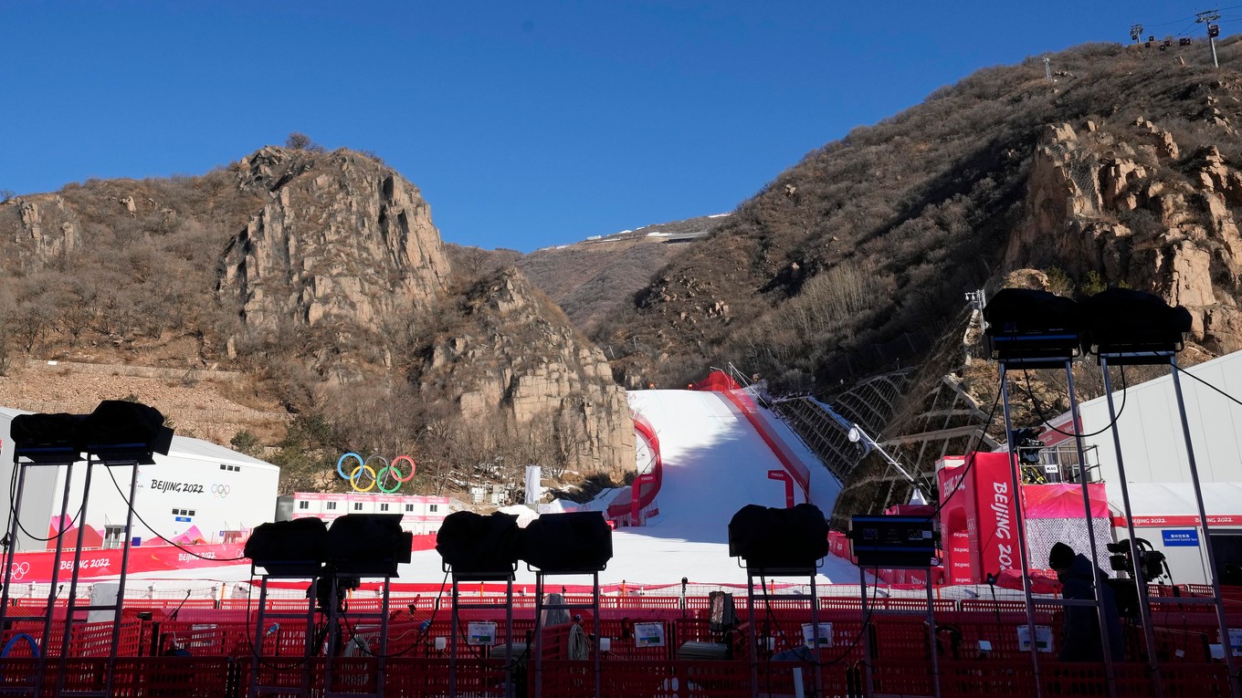 Olympijská zjazdovka v Jen-čching. Kopce v okolí zjazdovky sú bez snežnej pokrývky.