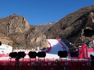 Olympijská zjazdovka v Jen-čching. Kopce v okolí zjazdovky sú bez snežnej pokrývky.