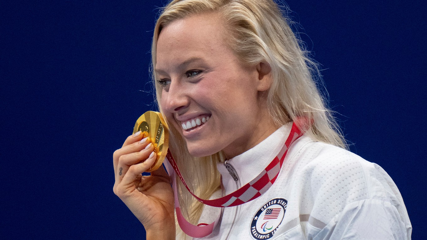 Jessica Longová so zlatou medailou na paralympijských hrách v Tokiu.