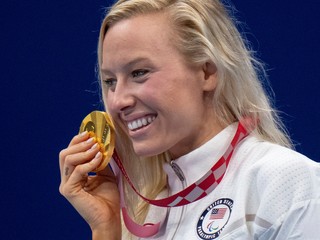 Jessica Longová so zlatou medailou na paralympijských hrách v Tokiu.