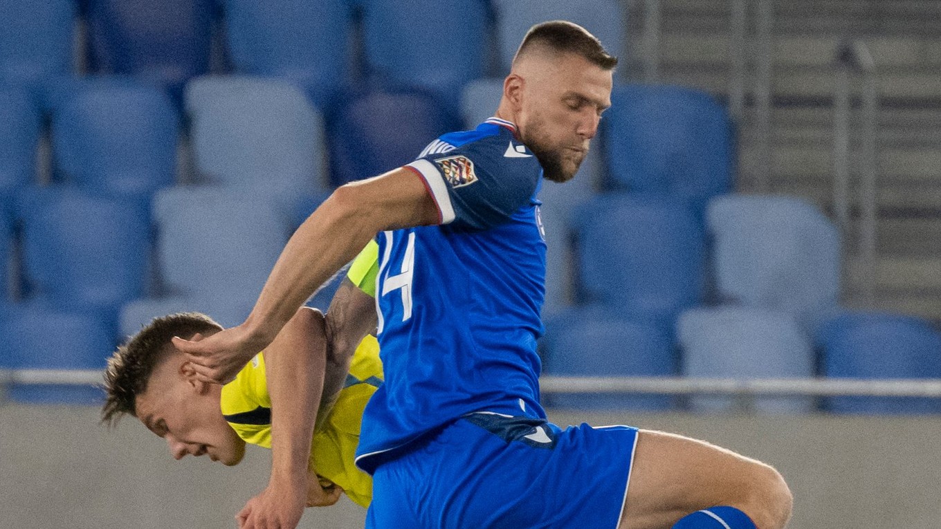 Milan Škriniar a Viktor Gyökeres v zápase Ligy národov Slovensko - Švédsko. 