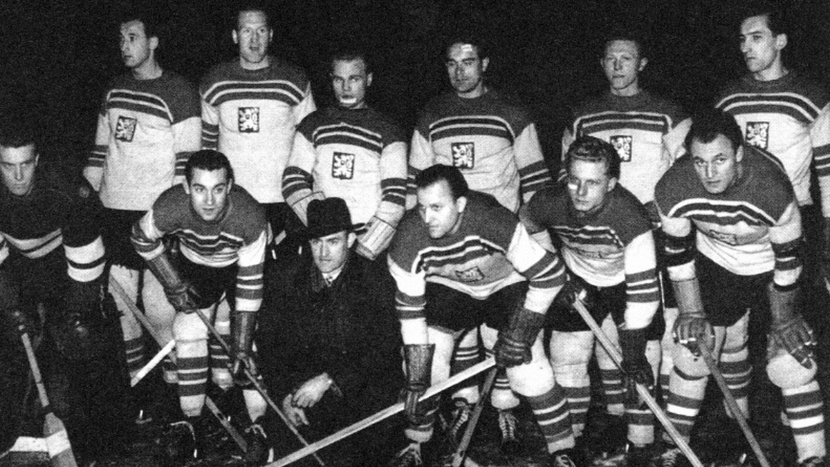 Československá hokejová reprezentácia, ktorá získala na MS 1947 titul majstrov sveta. Dolu v klobúku tréner Mike Buckna, vľavo vedľa neho Ladislav Troják.  Obaja spolu výborne vychádzali na ľade i mimo neho. 