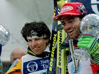 Vreni Schneiderová a Alberto Tomba s malými glóbusmi za slalom vo Svetovom pohár v zjazdovom lyžovaní 1993/1994.