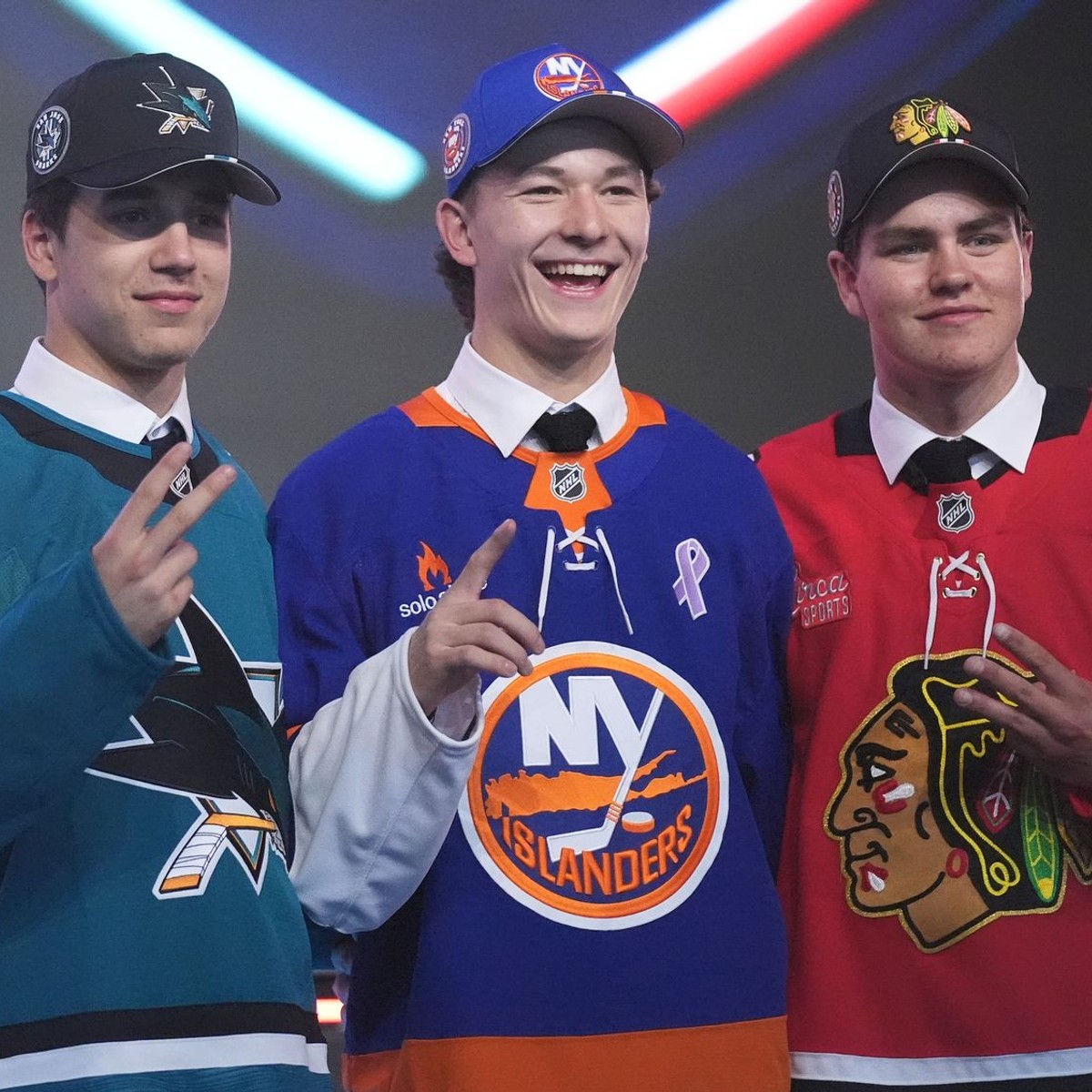 Matthew Schaefer (uprostred), Michael Misa (vľavo) a Anton Frondell (vpravo) sa stali prvými tromi výbermi na drafte NHL 2025. 