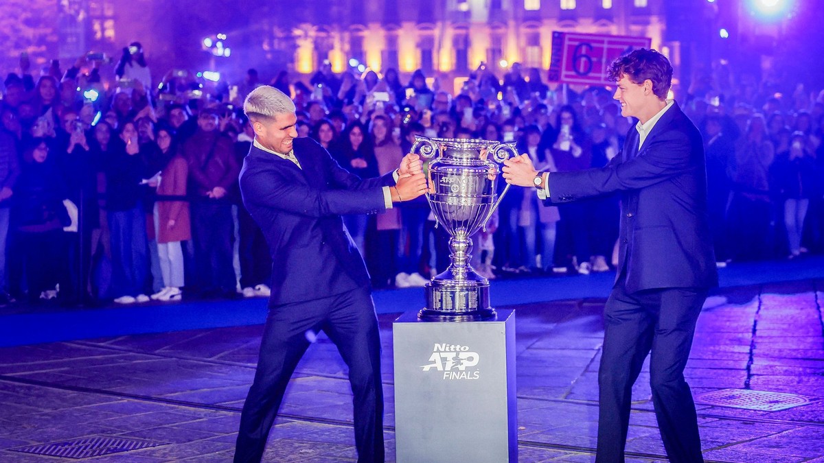 Španielsky tenista Carlos Alcaraz (vľavo) a taliansky tenista Jannik Sinner pózujú s trofejou pred turnajom majstrov v Turíne.