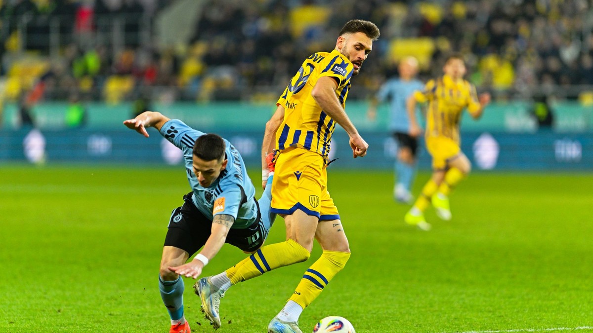 Nino Kukovec (uprostred) a hráč Slovana Svetozar Markovič bojujú o loptu v zápase 19. kola Niké ligy FC DAC 1904 Dunajská Streda - ŠK Slovan Bratislava.