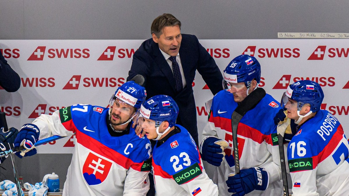 Vladimír Orzságh, v popredí zľava kapitán Marek Hrivík, Adam Liška, Jakub Minárik a Martin Pospíšil.