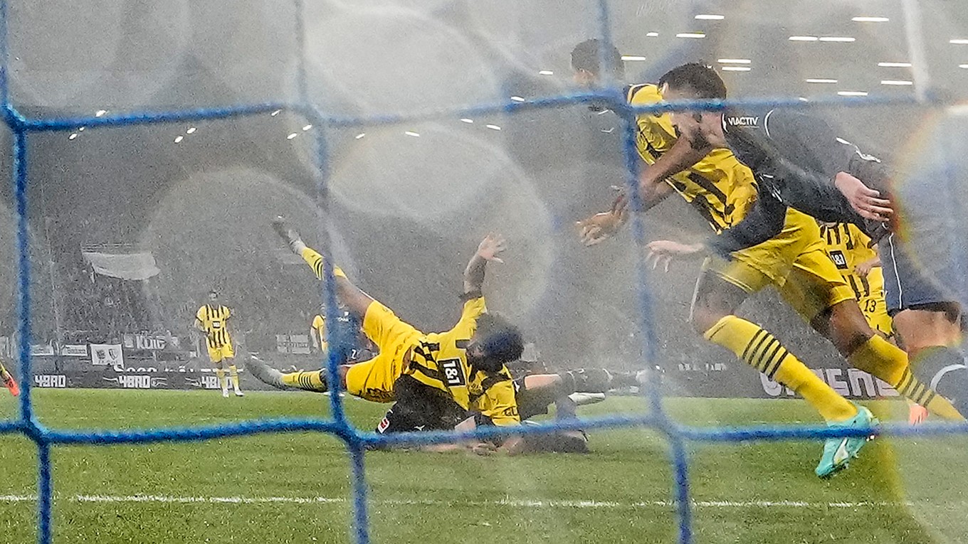 Karim Adeyemi a Danilo Soares v súboji počas zápasu VfL Bochum - Borussia Dortmund.