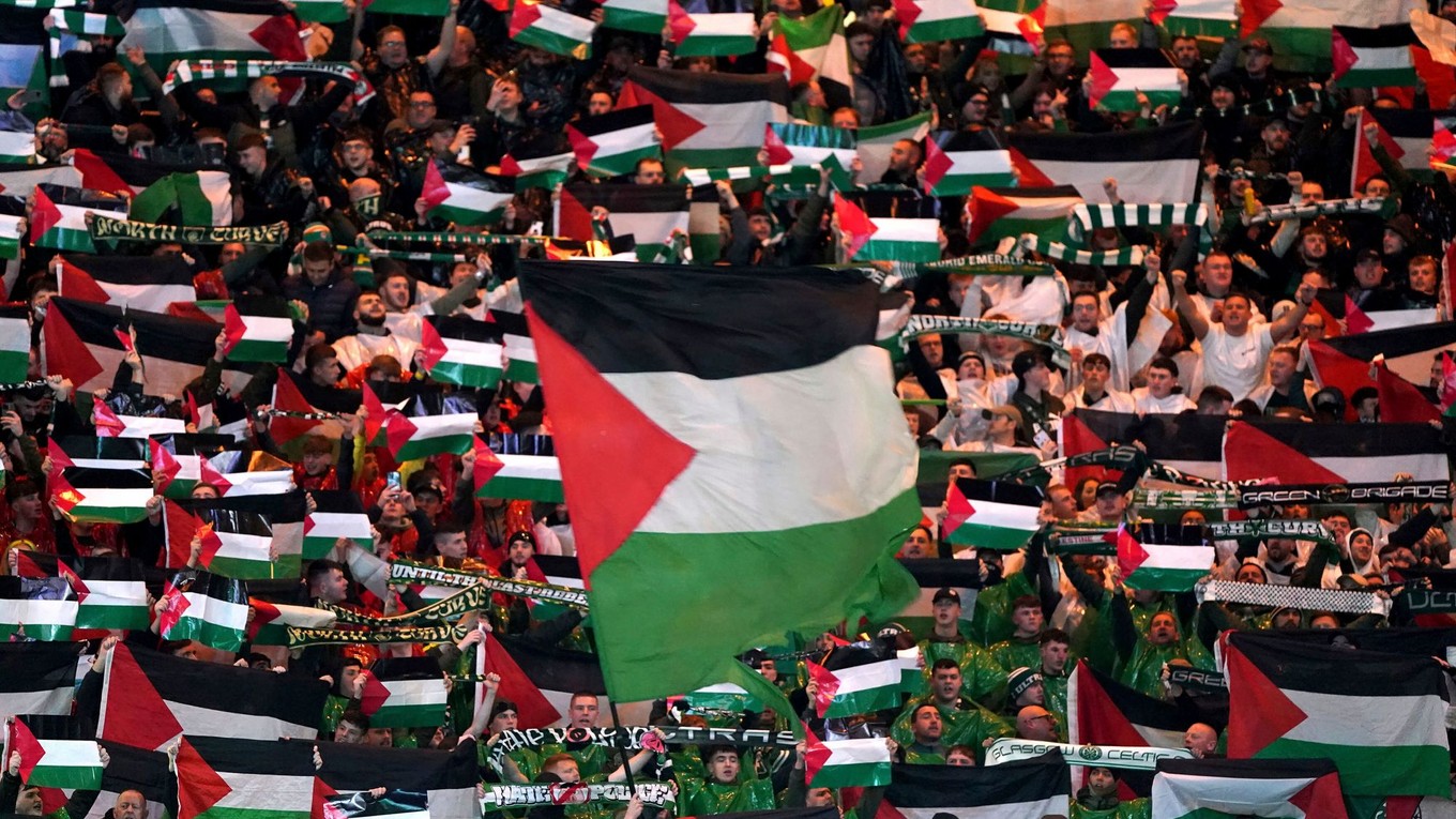 Fanúšiovia Celticu Glasgow vyvesili palestínske vlajky.