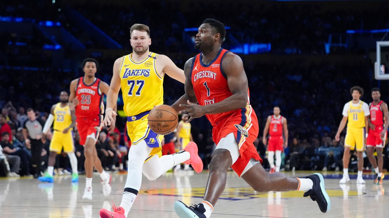 Zion Williamson (vpravo) v zápase proti LA Lakers.