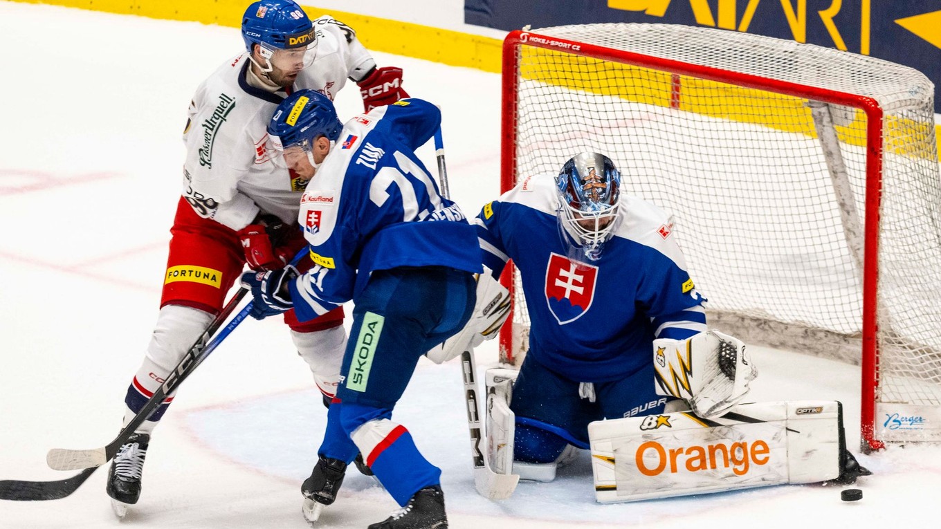 zľava Daniel Kurovský (Česko), Adam Žiak (Slovensko) a slovenský brankár Adam Húska počas prípravného zápasu Česko - Slovensko