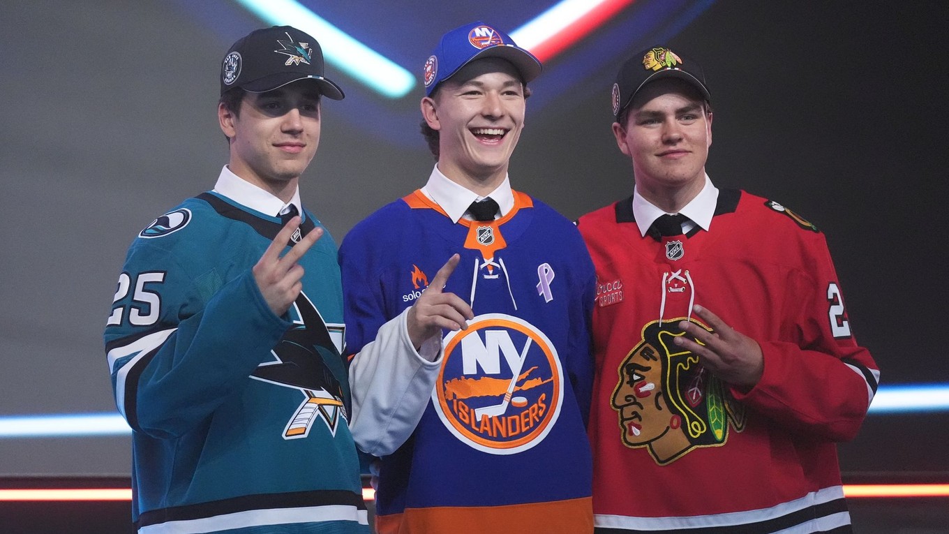 Matthew Schaefer (uprostred), Michael Misa (vľavo) a Anton Frondell (vpravo) sa stali prvými tromi výbermi na drafte NHL 2025. 