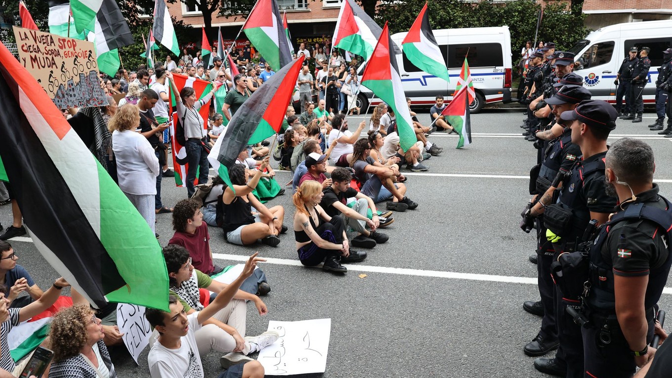 Propalestínske protesty blokujú cestu na tohtoročnej Vuelta a España.