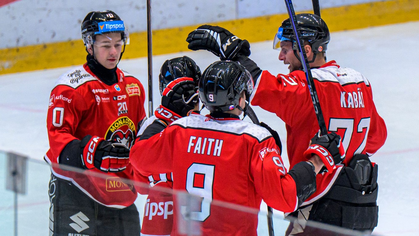 Hokejisti Banskej Bystrice sa tešia z gólu