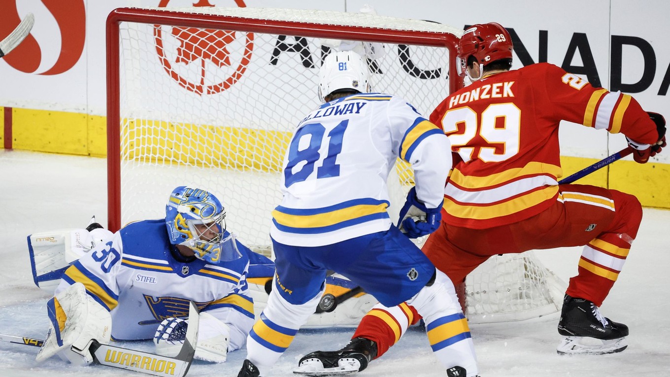 Samuel Honzek (Calgary) vo veľkej príležitosti pred bránkou St. Louis.