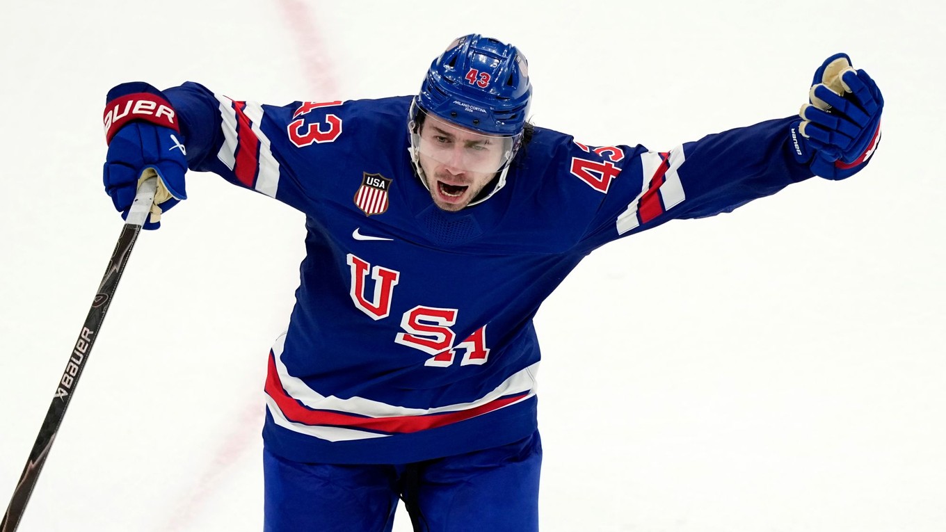 Americký hokejista Quinn Hughes sa teší z víťazného gólu