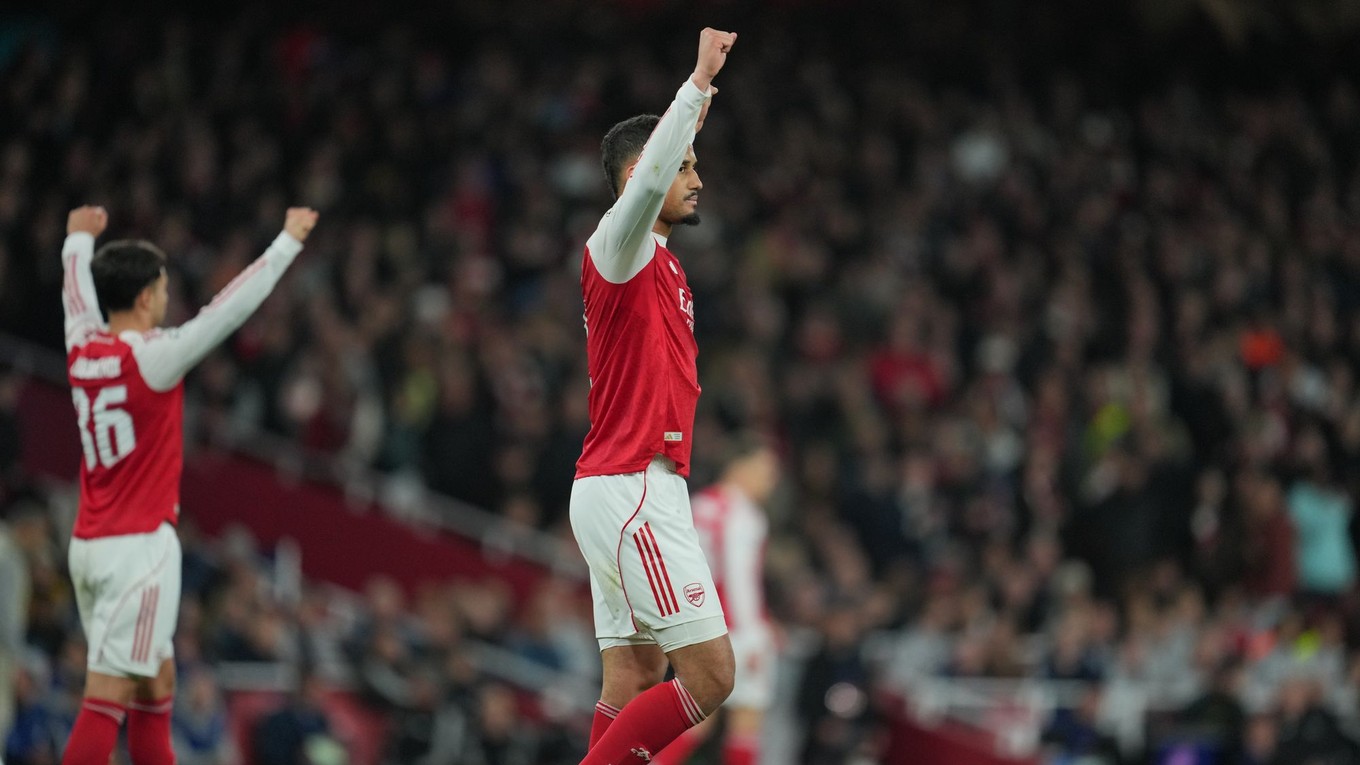 Futbalisti Arsenalu Martin Zubimendi (vľavo) a William Saliba sa tešia po odvete štvrťfinále Ligy majstrov FC Arsenal - Sporting Lisabon